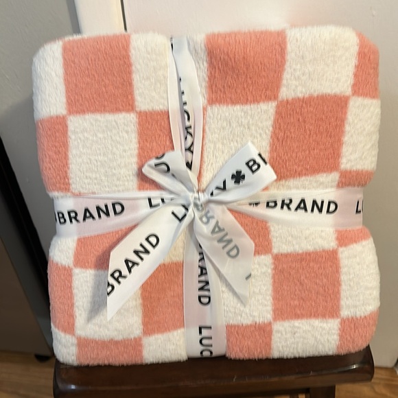 Lucky Brand checkered blanket - Picture 4 of 7